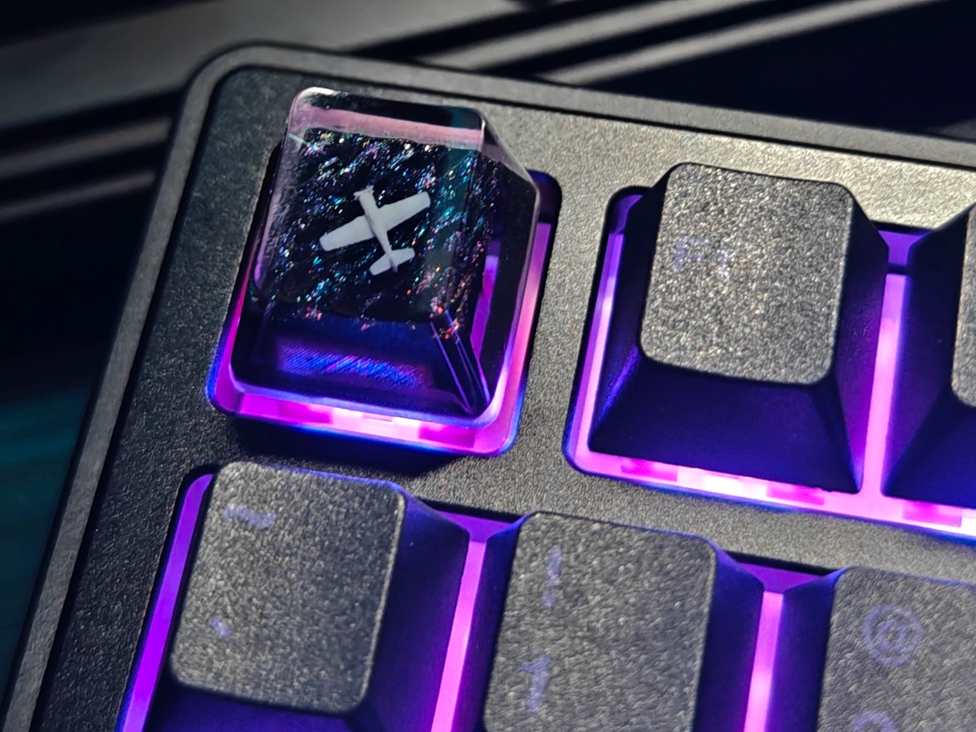 Airplane crossing the ocean creative personalized keycaps, Crystal drops of glue creative keycaps, artistic keycaps
