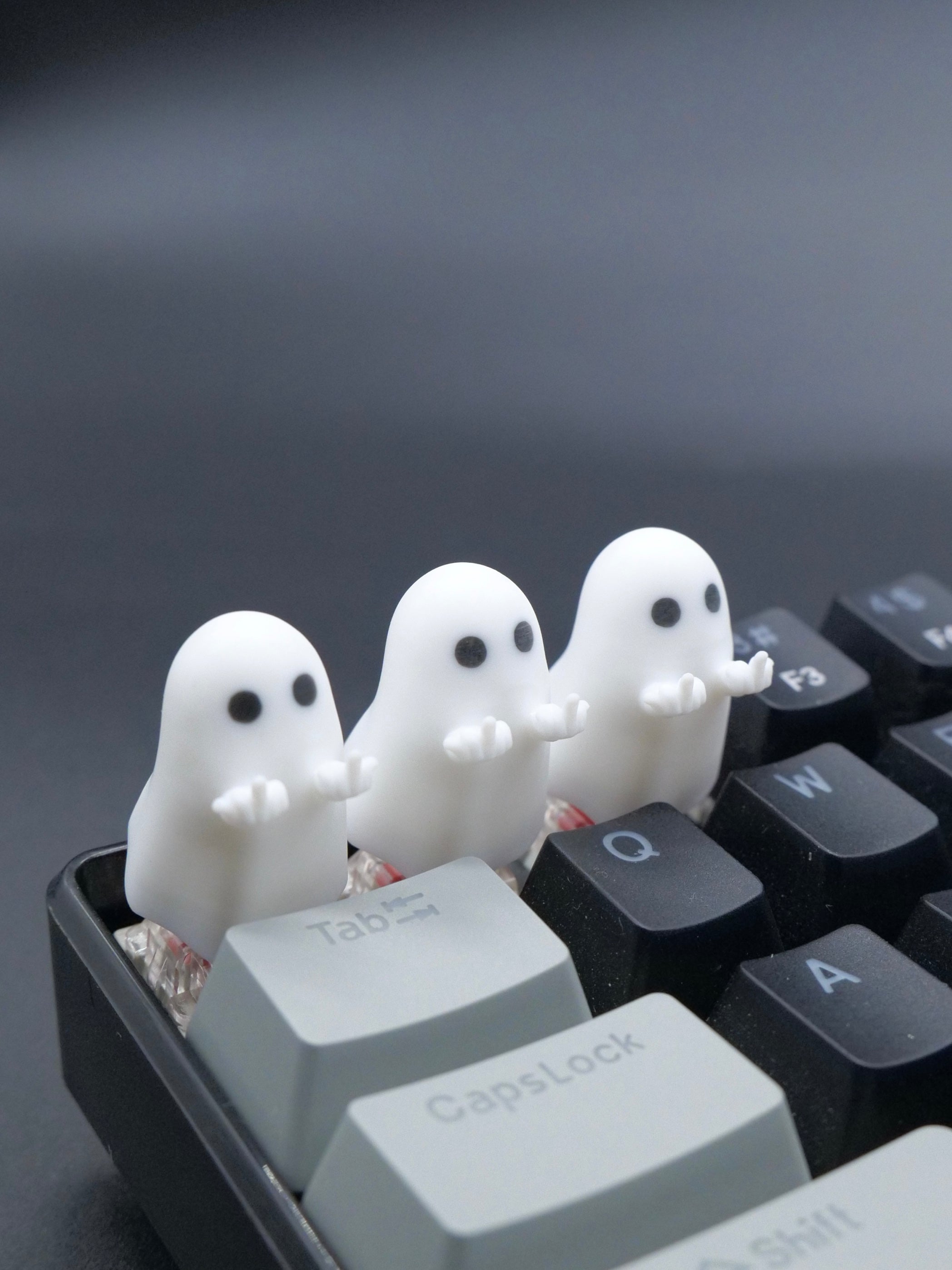 The little ghost with a vertical middle finger, cute artisankeycaps, resin molded personalized keycaps