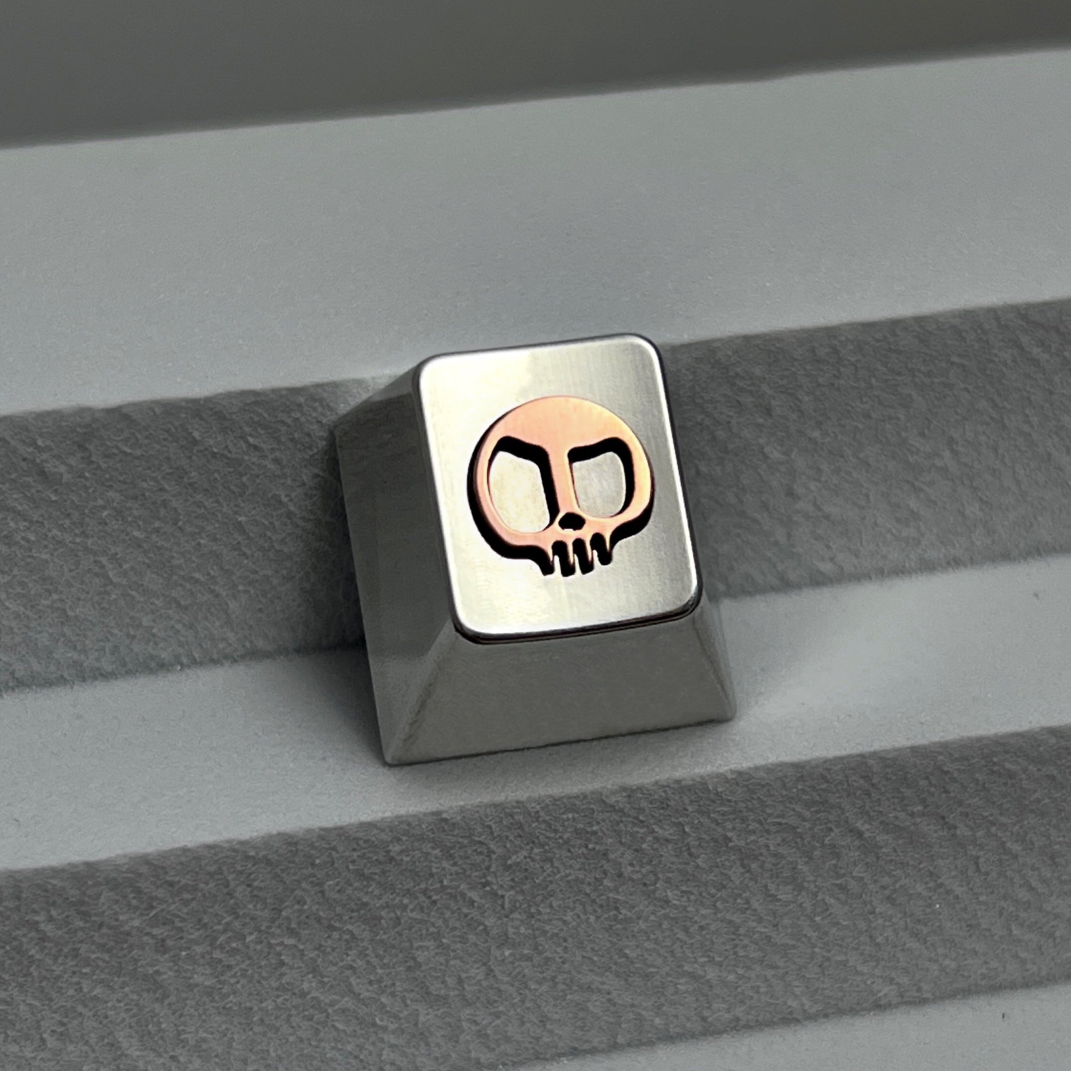 Skull colored red copper inlaid metal keycaps, original factory R4 height aluminum alloy CNC customized mechanical keyboard keycaps