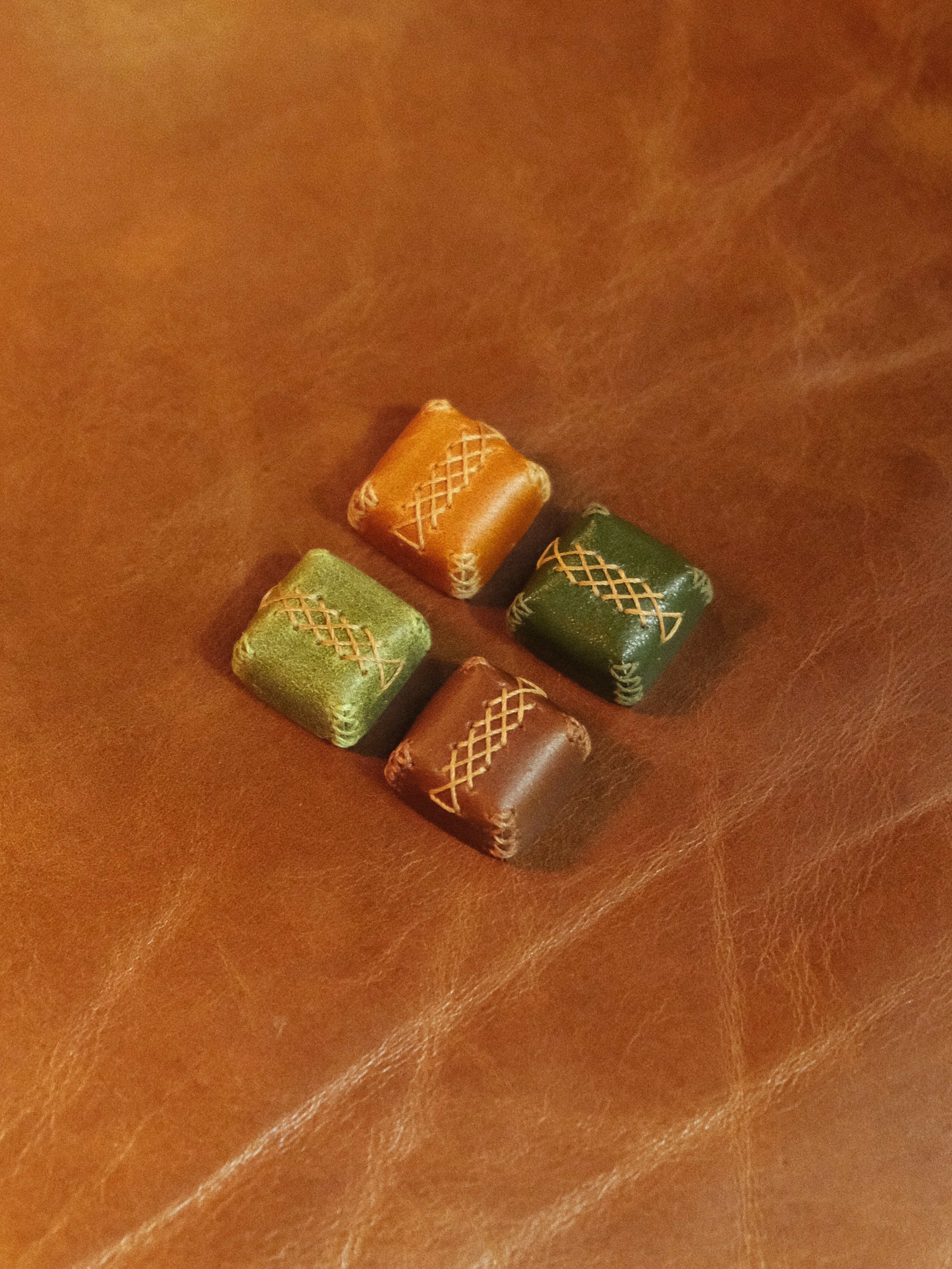 Leather material personalized keycaps, leather stitched retro artisan keycaps, mechanical keyboard decorative keycaps.