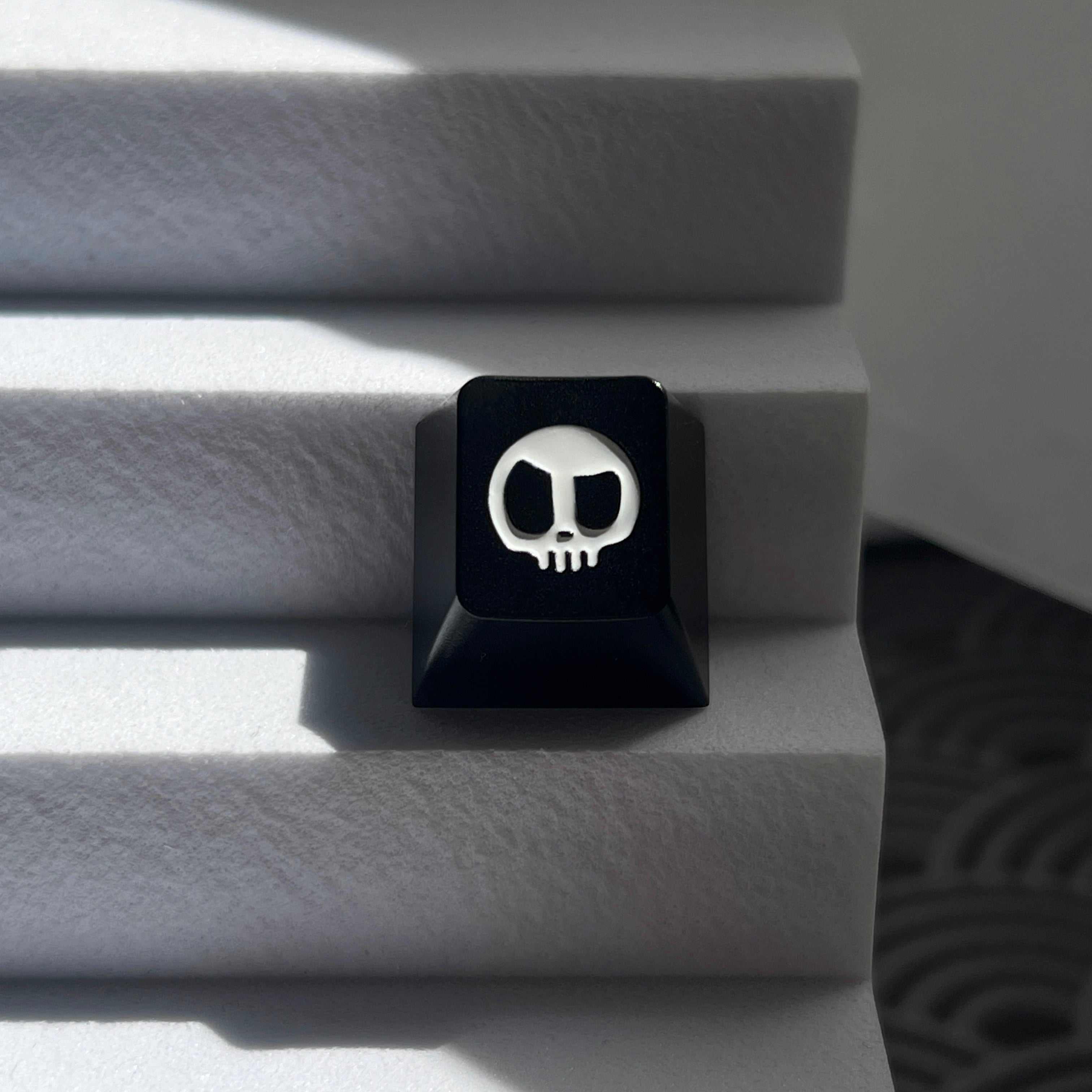 Skull colored red copper inlaid metal keycaps, original factory R4 height aluminum alloy CNC customized mechanical keyboard keycaps