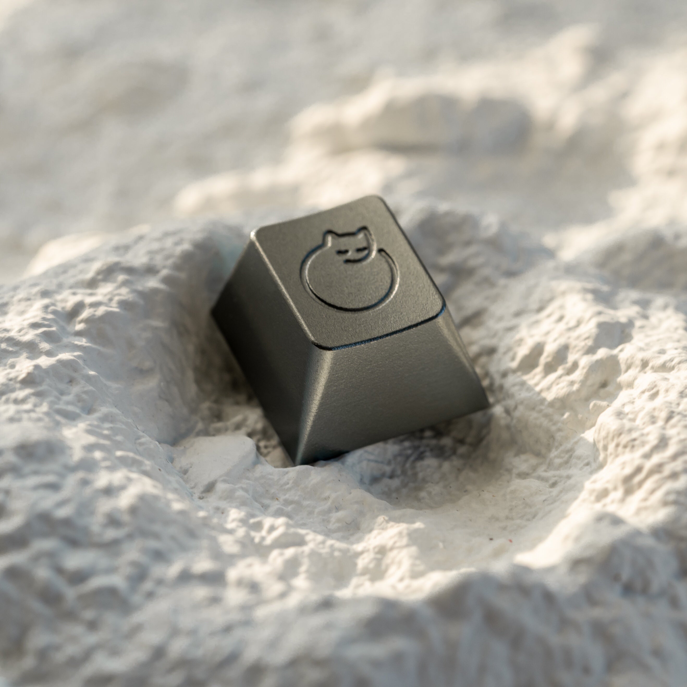 Aluminum alloy anode, simple cat pattern personalized keycap, metal decorative keycap