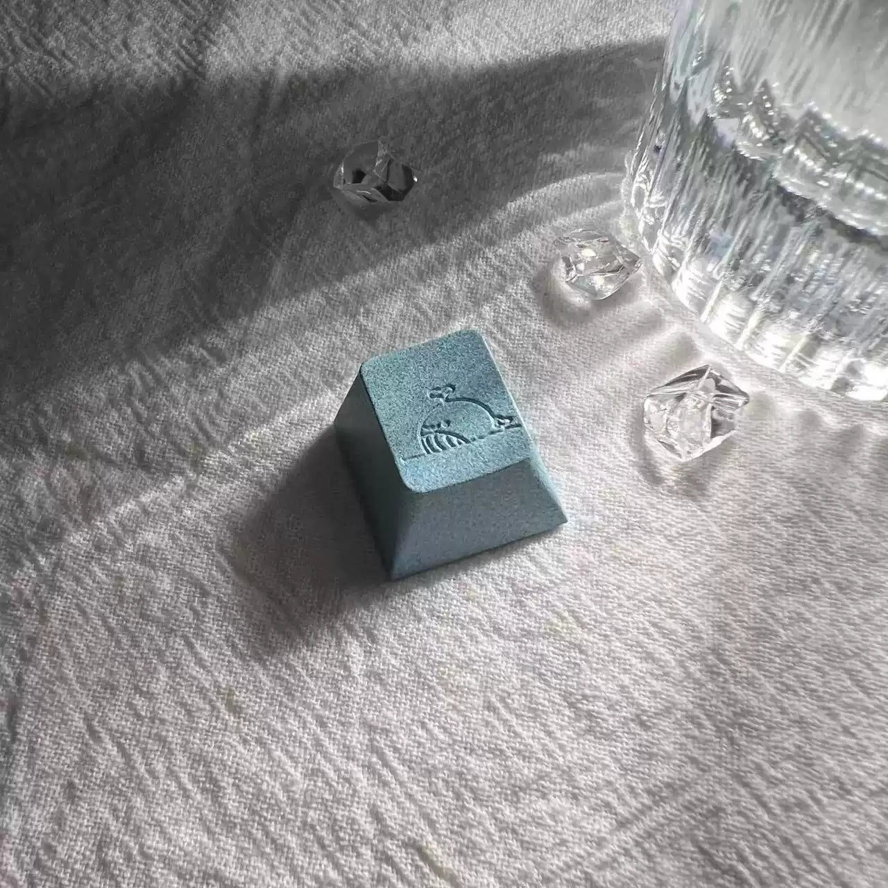 Aluminum alloy CNC keycaps, minimalist whale spray personalized keycaps, metal anode decorative keycaps