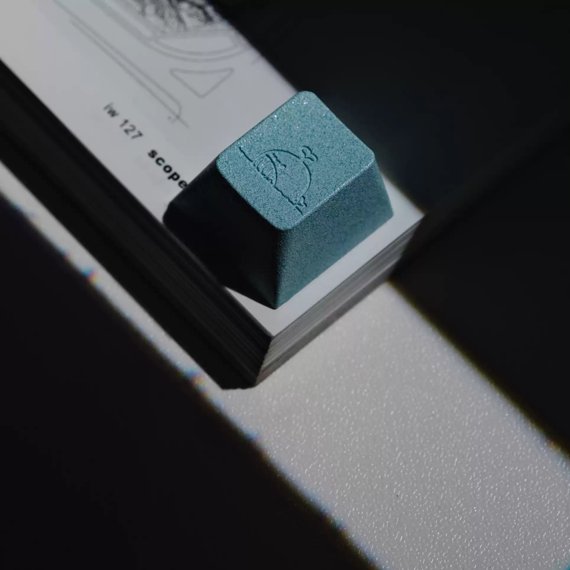 Aluminum alloy CNC keycaps, minimalist whale spray personalized keycaps, metal anode decorative keycaps