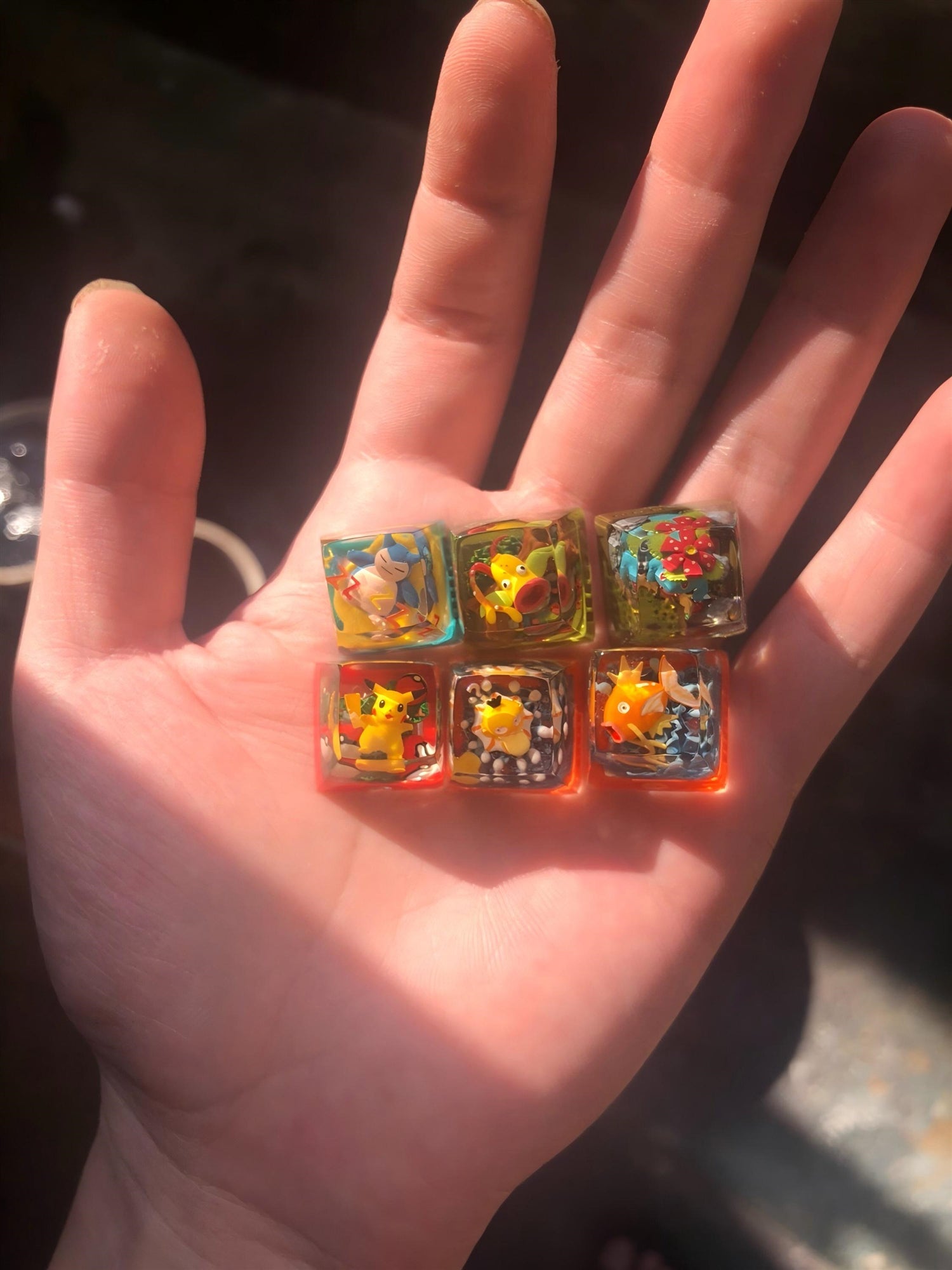 Customized personalized keycaps DIY resin drip glue translucent single ESC customized Pok é mon pet Pok é mon 3D picture book mechanical keyboard resin translucent keycaps