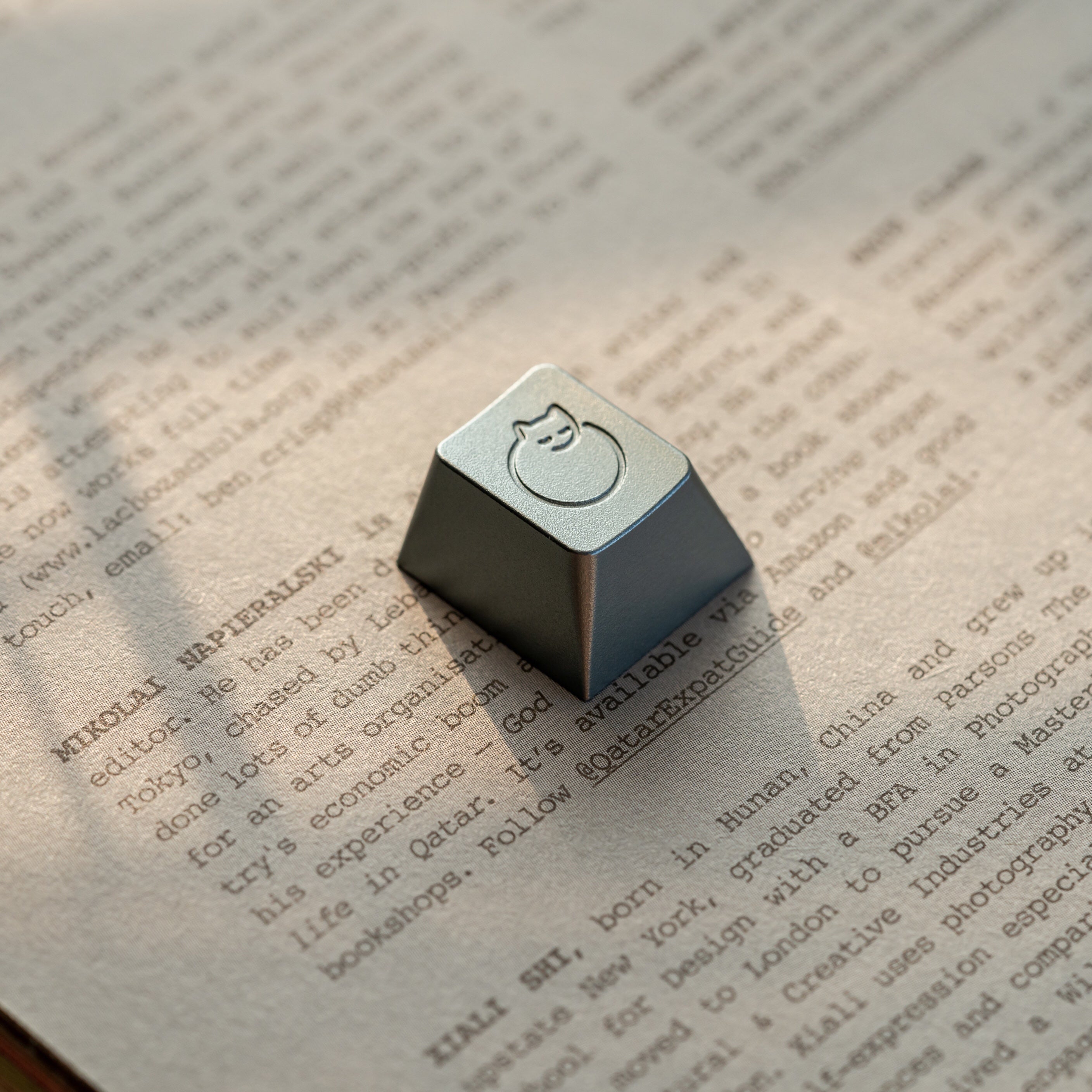 Aluminum alloy anode, simple cat pattern personalized keycap, metal decorative keycap