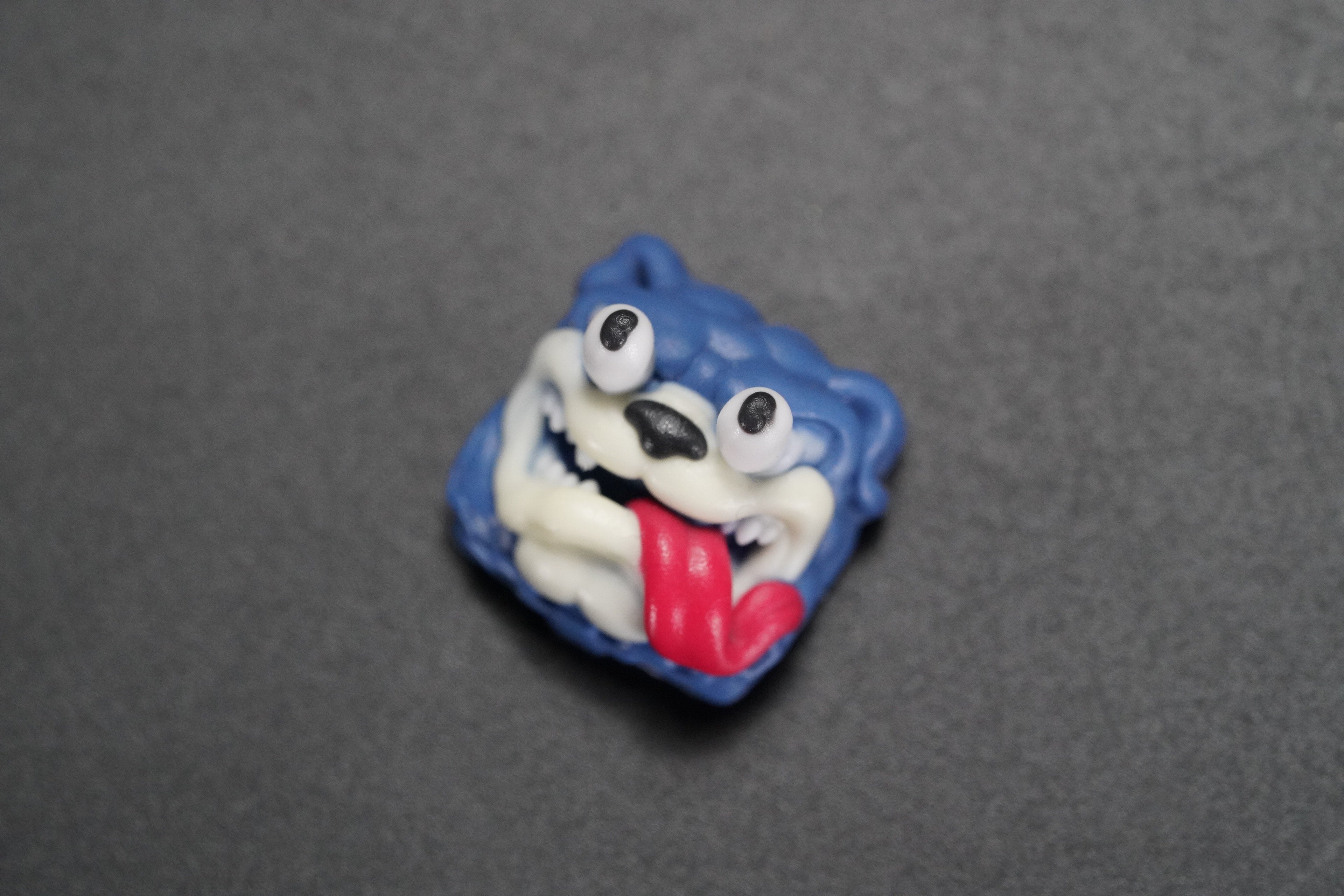 B009