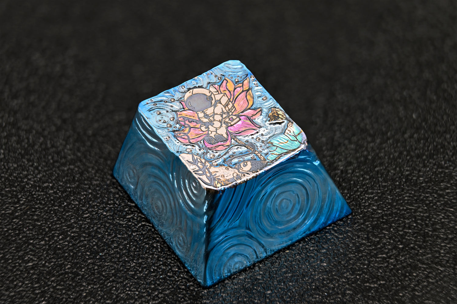 Original, astronaut 1U titanium alloy personalized keycap with hammer texture, space themed keycap