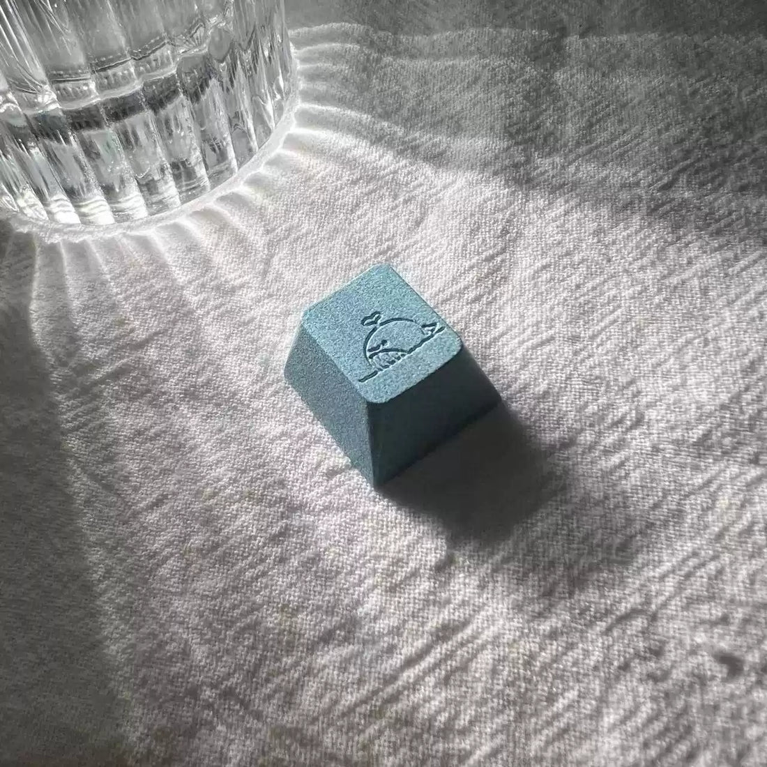 Aluminum alloy CNC keycaps, minimalist whale spray personalized keycaps, metal anode decorative keycaps