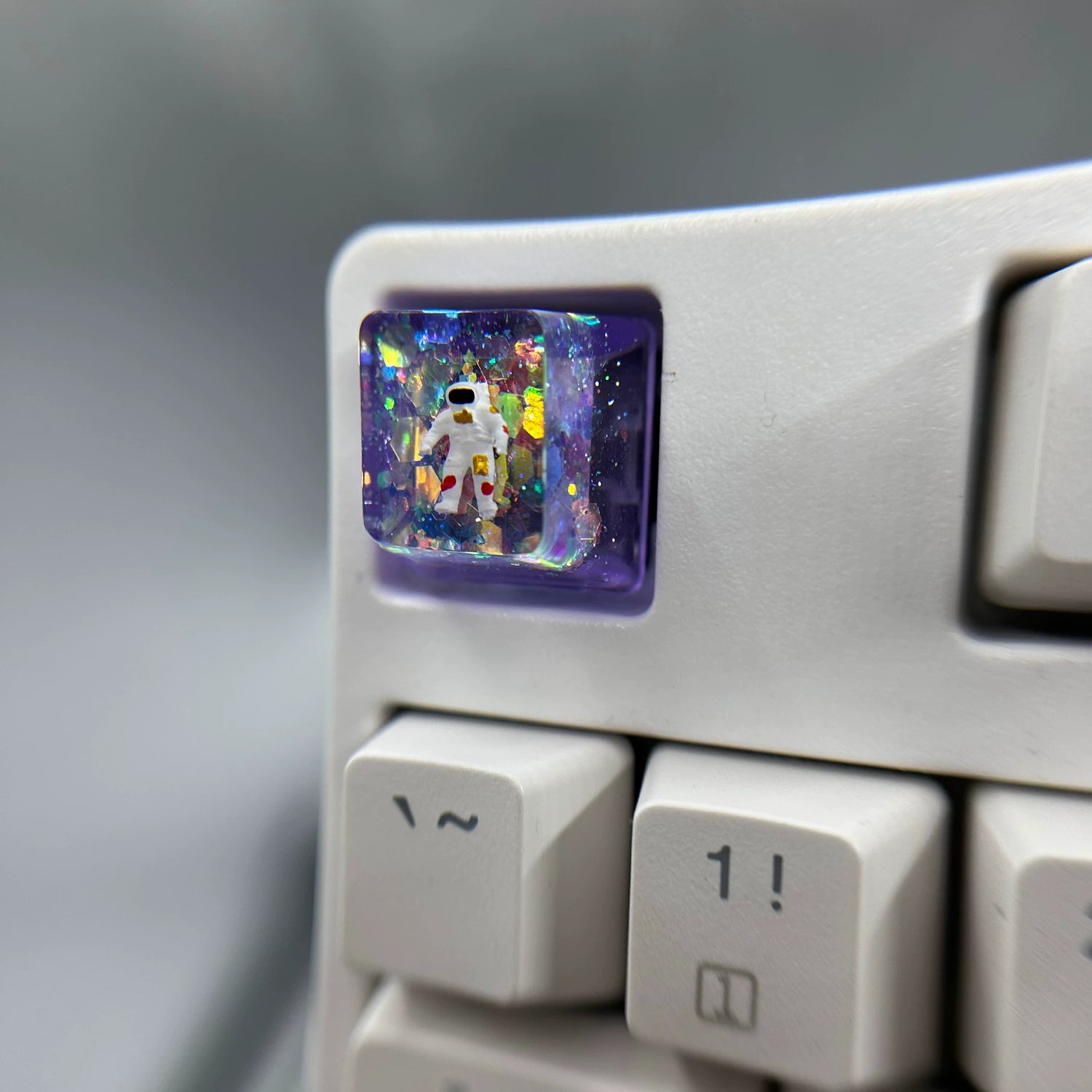 Drip glue colored astronaut, resin personalized keycaps, mechanical keyboard decorative keycaps