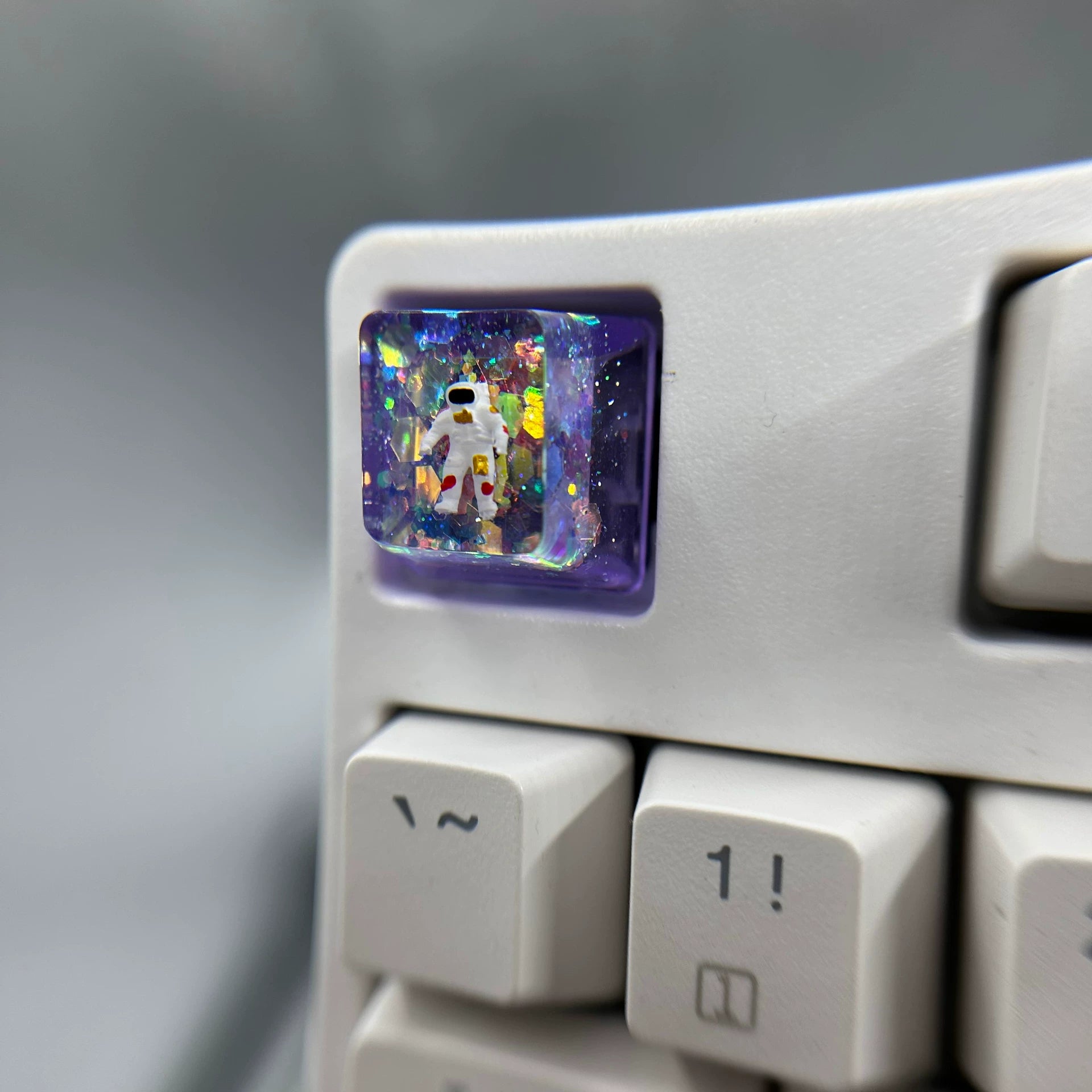 Drip glue colored astronaut, resin personalized keycaps, mechanical keyboard decorative keycaps