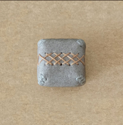 Leather material personalized keycaps, leather stitched retro artisan keycaps, mechanical keyboard decorative keycaps.