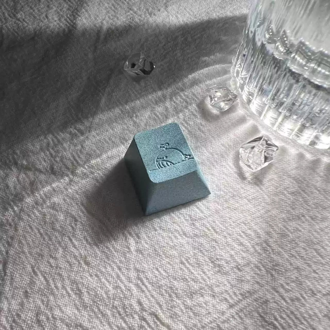 Aluminum alloy CNC keycaps, minimalist whale spray personalized keycaps, metal anode decorative keycaps