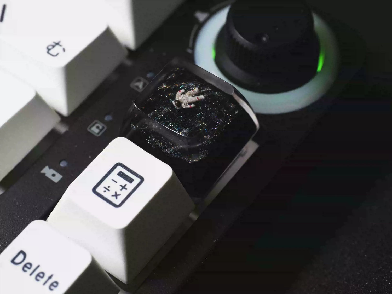 Resin dropper encapsulated astronaut artisankeycaps, mechanical keyboard personalized keycaps