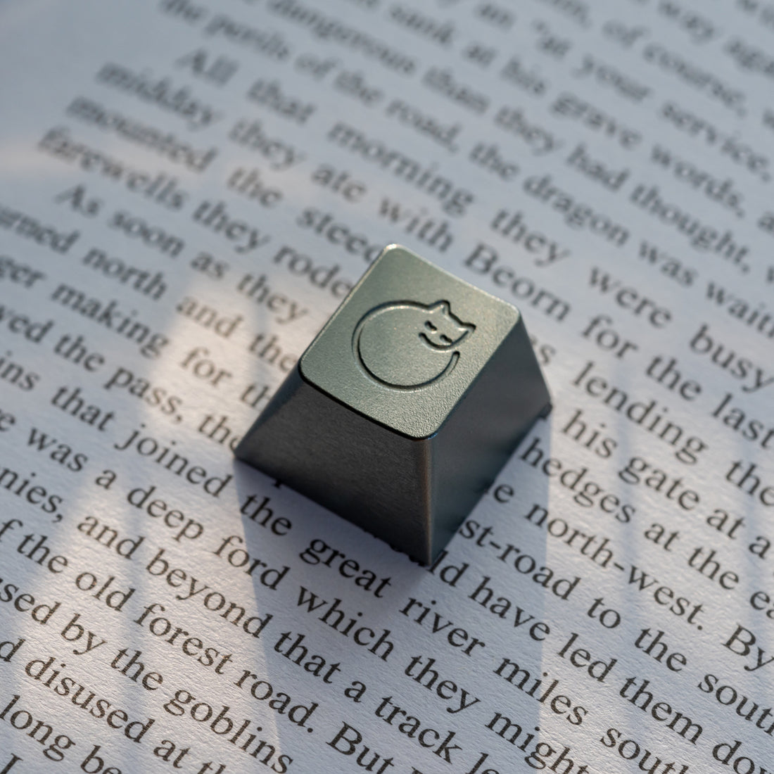 Aluminum alloy anode, simple cat pattern personalized keycap, metal decorative keycap