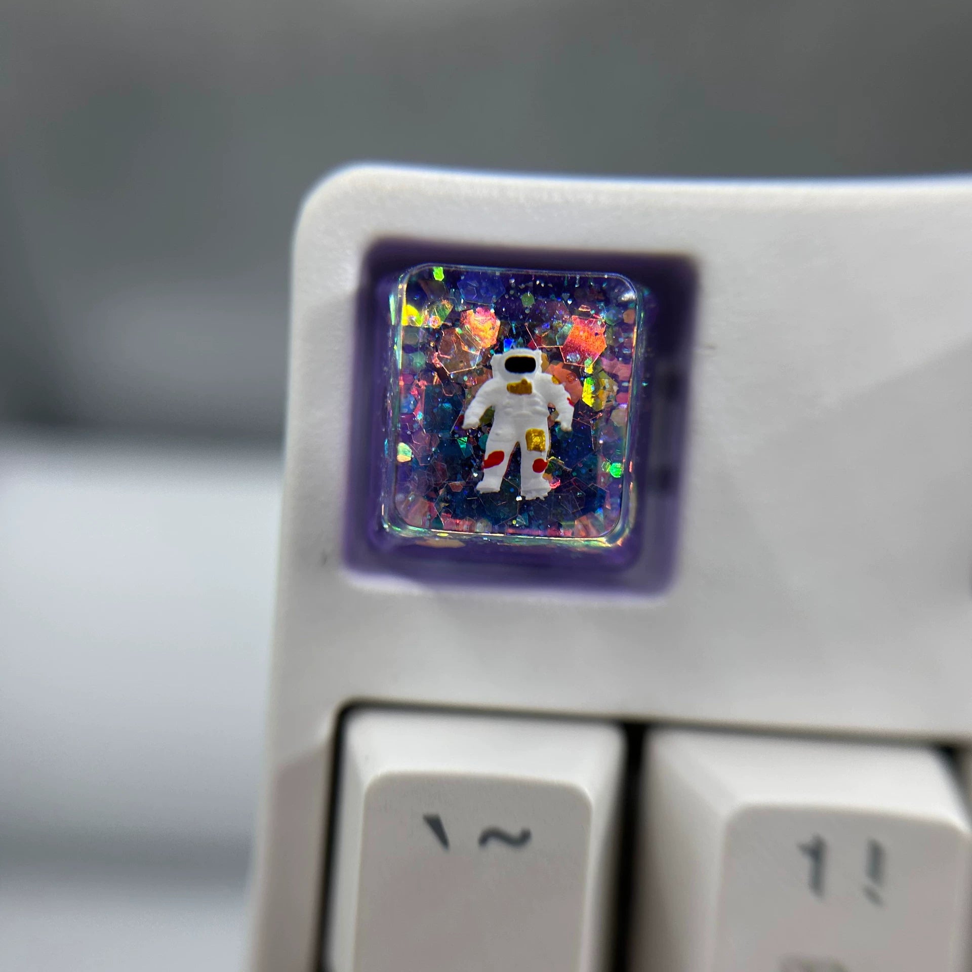 Drip glue colored astronaut, resin personalized keycaps, mechanical keyboard decorative keycaps