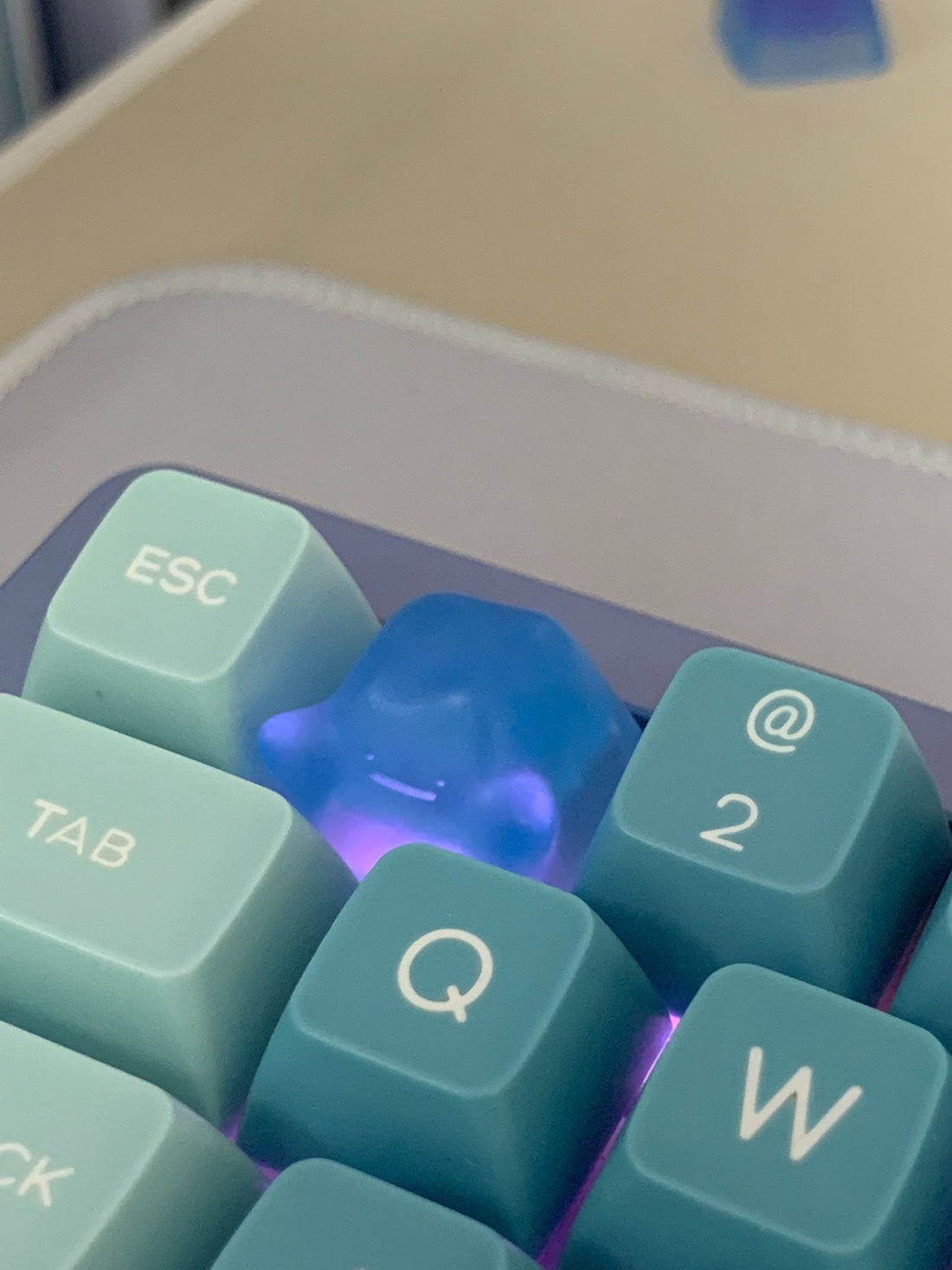 Versatile monster, color changing according to temperature, temperature changing resin keycaps.