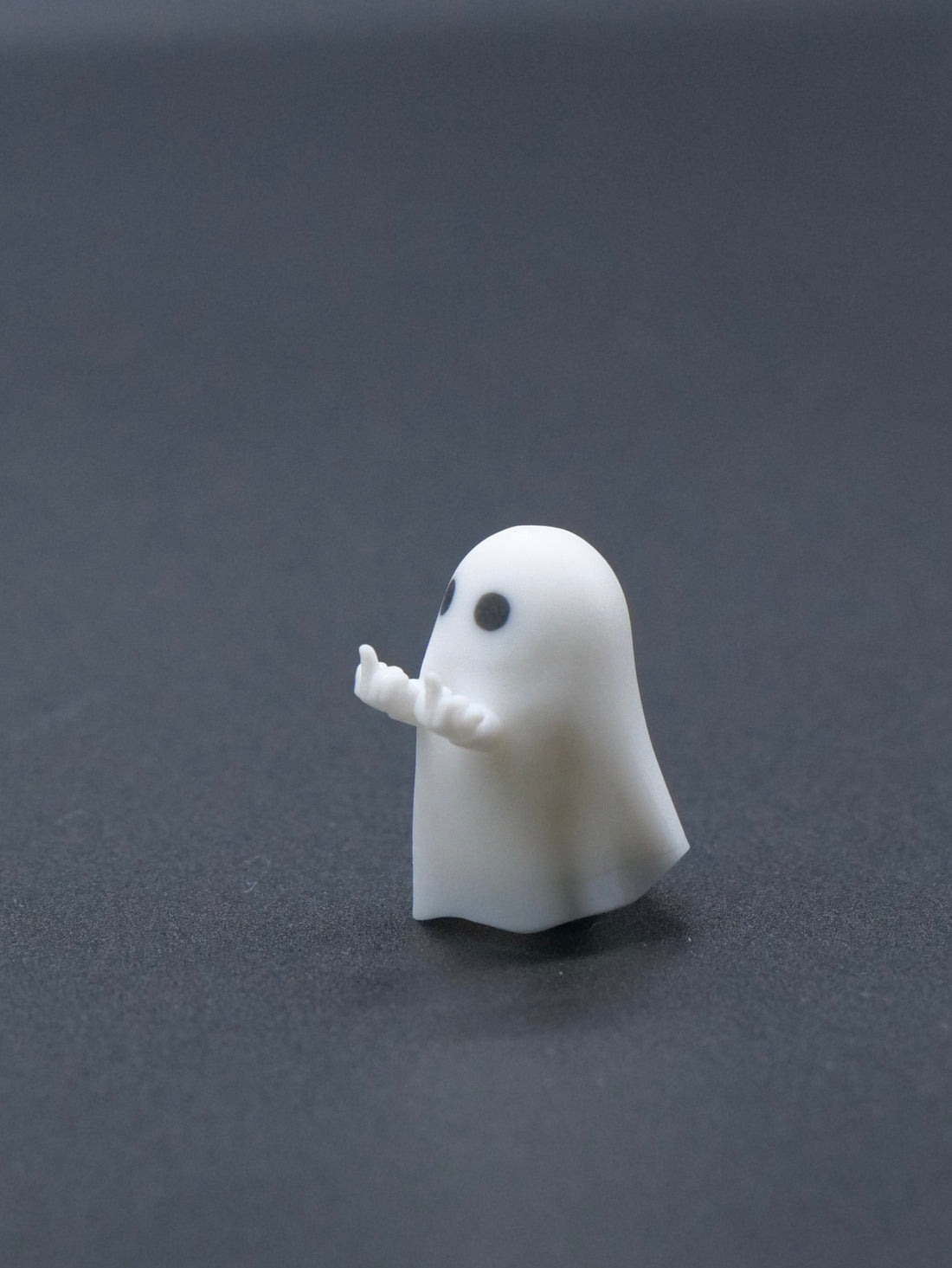 The little ghost with a vertical middle finger, cute artisankeycaps, resin molded personalized keycaps