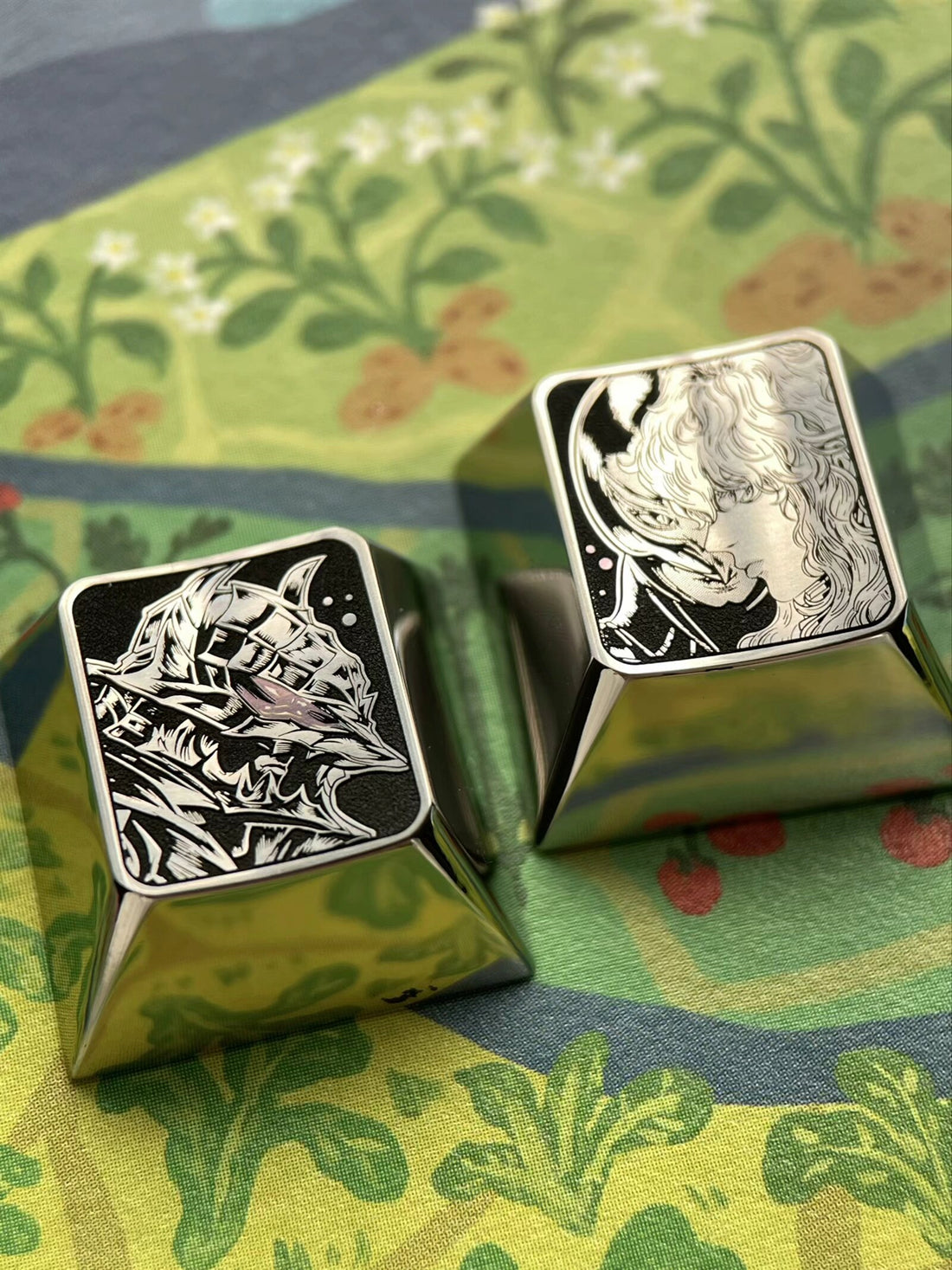 Berserk，Set of 2 pieces，Titanium alloy black and white cartoon carving, personalized keycap decoration keycap